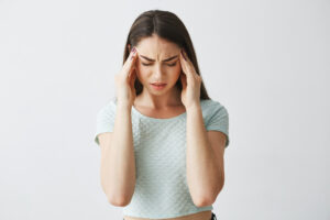 Uno dei sintomi più comuni della rottura di un aneurismacerebrale è un forte mal di testa.