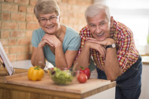 Per gli anziani è essenziale prediligere cibi ricchi di nutrienti ed è fondamentale evitare cibi ipercalorici.